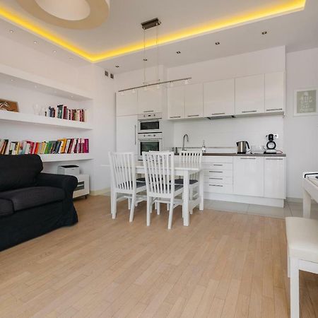 Modern Apartment Across The Ponds Warschau Exterior foto