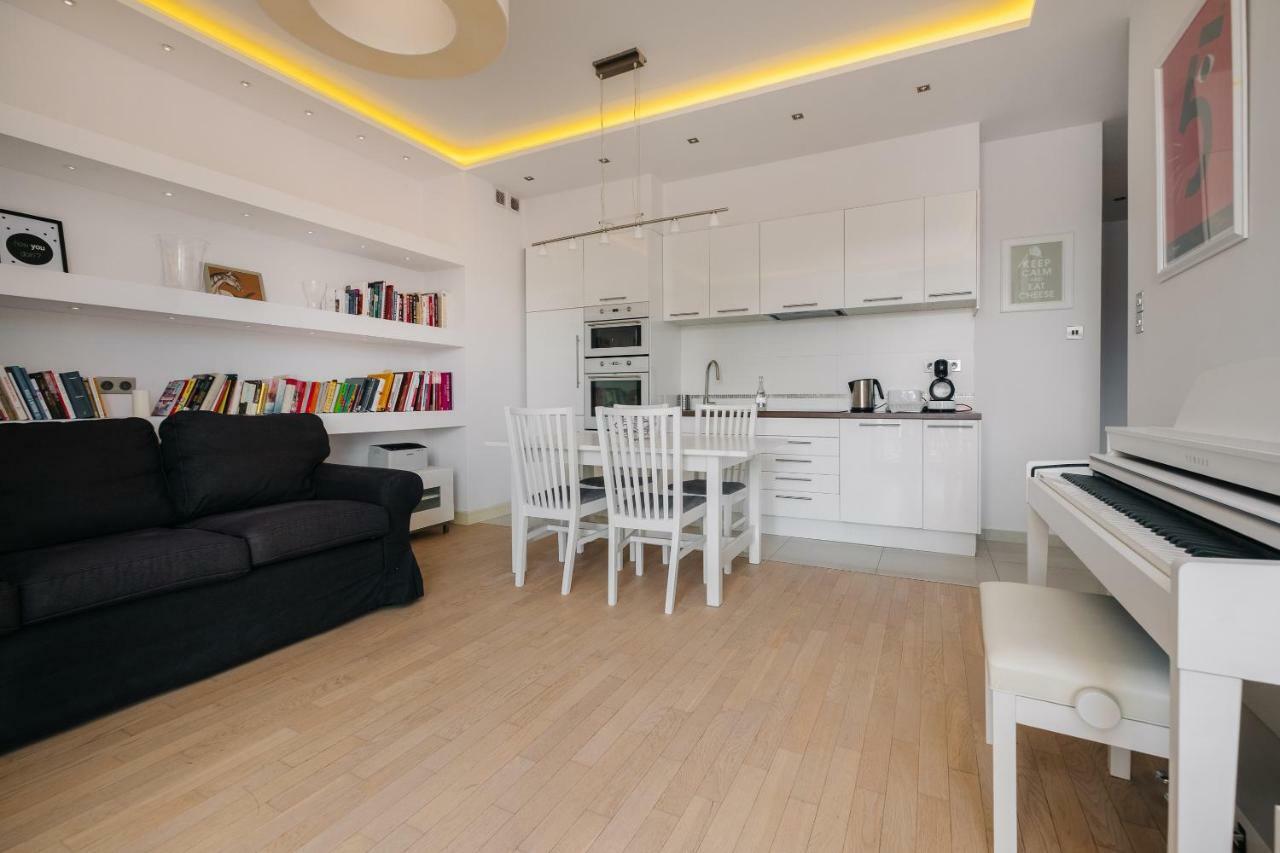 Modern Apartment Across The Ponds Warschau Exterior foto