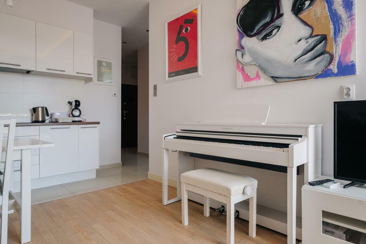 Modern Apartment Across The Ponds Warschau Exterior foto