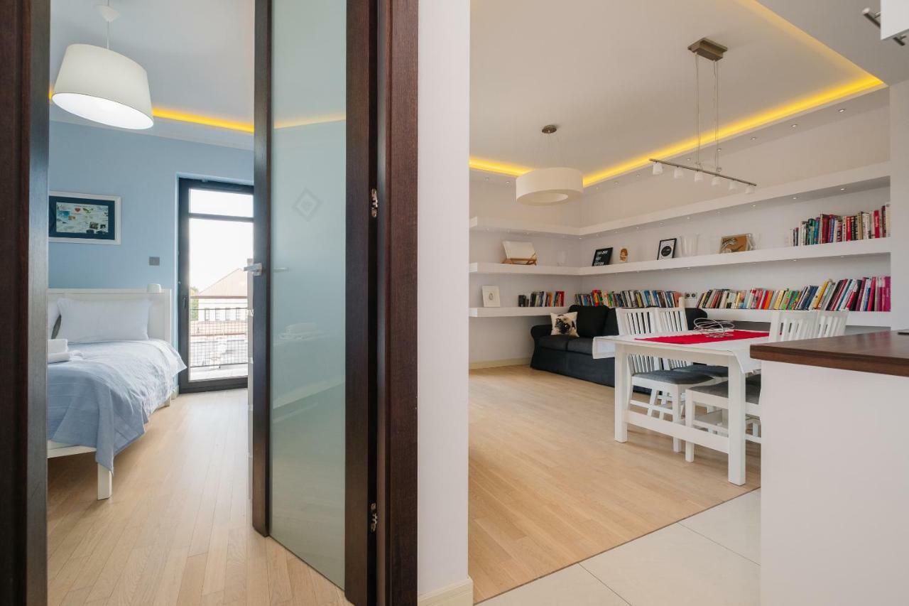 Modern Apartment Across The Ponds Warschau Exterior foto