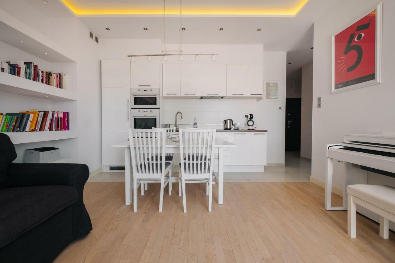 Modern Apartment Across The Ponds Warschau Exterior foto